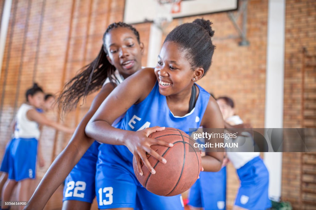 Weibliche verteidigenden Basketball vom Gegner