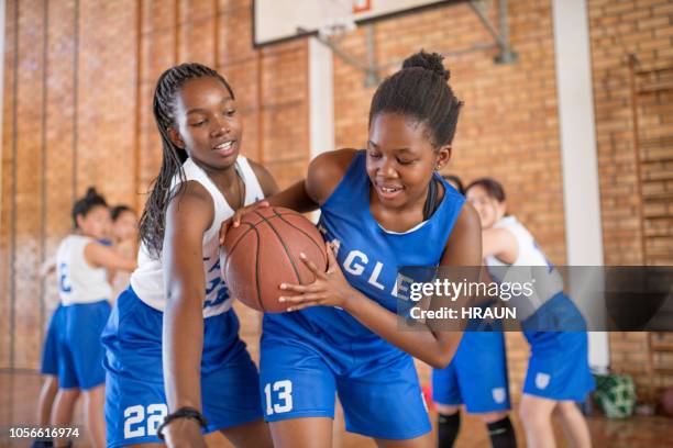 basket défendant étudiant de l’adversaire - teenage girl basketball photos et images de collection