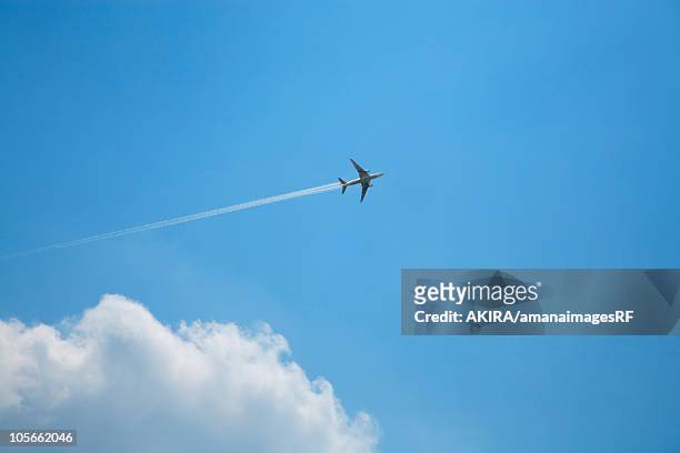 airplane in the sky - vapor trail 幅插畫檔、美工圖案、卡通及圖標