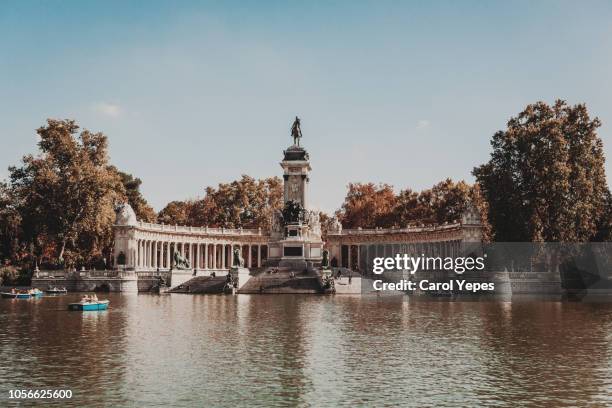 boating lake parque del retiro madrid - parque del buen retiro stock pictures, royalty-free photos & images