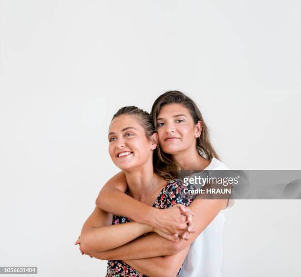 glückliches lesbisches paar umarmt und hand in hand - lesbische stock-fotos und bilder