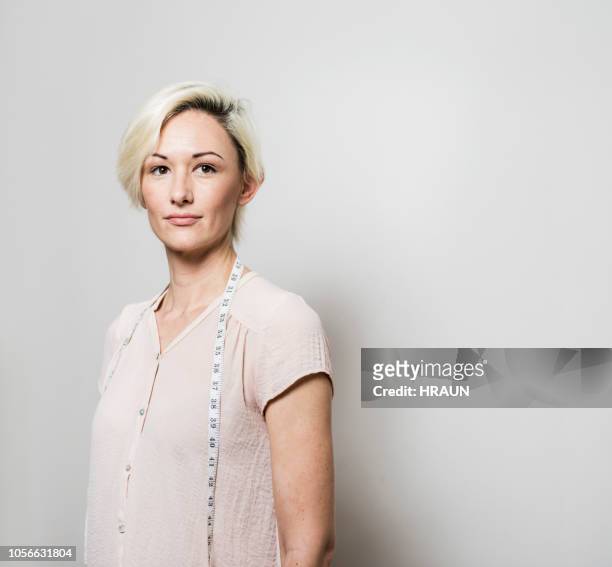 professionnel de la conception femelle blonde avec ruban à mesurer - métier d'art femme chic photos et images de collection