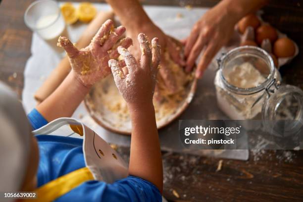 little chef is at kitchen - fazer doces imagens e fotografias de stock