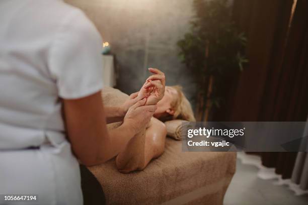 massage pour personnes âgées - thérapie du bien être photos et images de collection