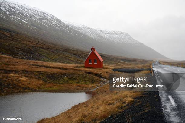 mountain road and rescue cabin near egilsstadir in eastern iceland - remote location stock-fotos und bilder