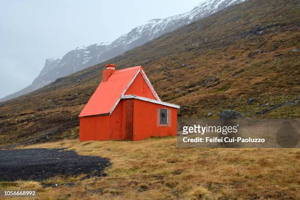 rescue cabin near egilsstadir in eastern iceland - cultura islandesa fotografías e imágenes de stock