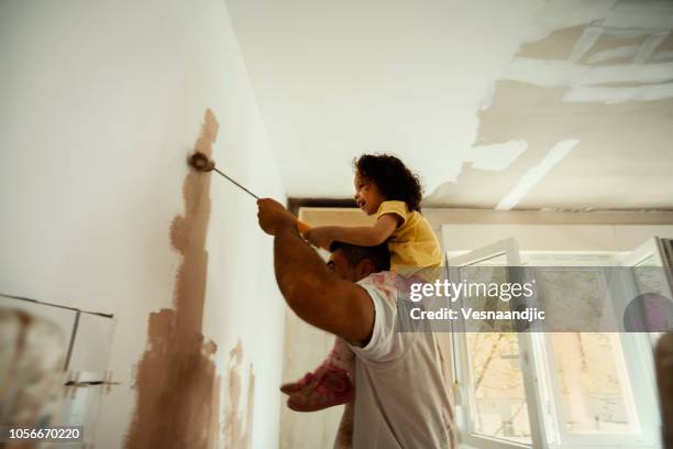 mooi huis voor mooie familie - schilderen stockfoto's en -beelden