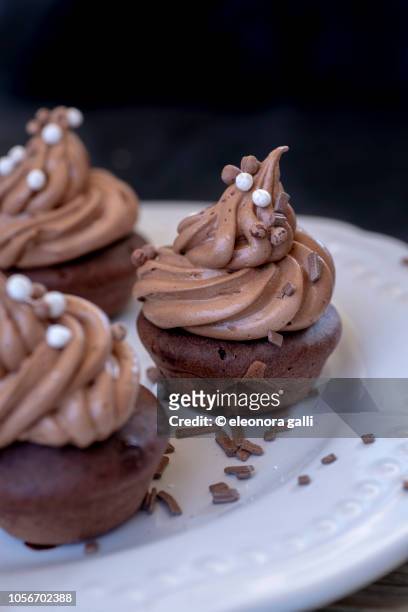 chocolate muffin - cioccolata calda stockfoto's en -beelden