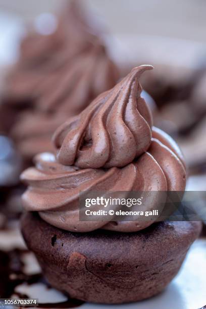 chocolate muffin - cioccolata calda stockfoto's en -beelden