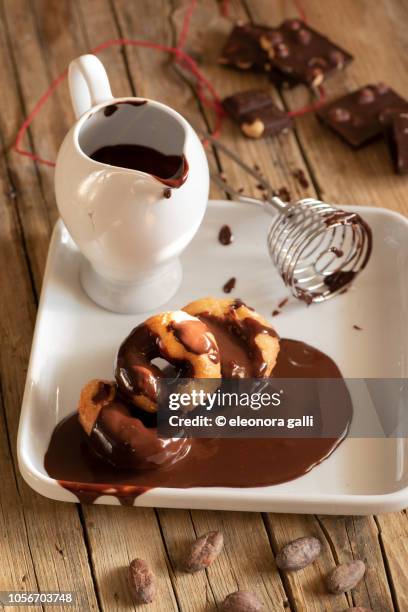 chocolate donuts - cioccolata calda stockfoto's en -beelden
