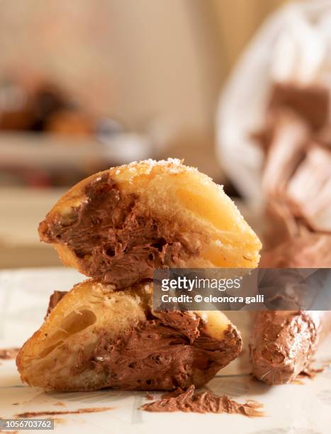 chocolate donuts - cioccolata calda stockfoto's en -beelden