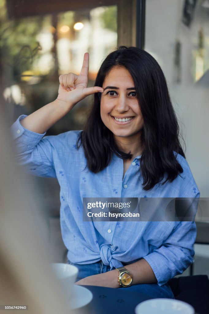 Jonge vrouwen leren spreken in gebarentaal