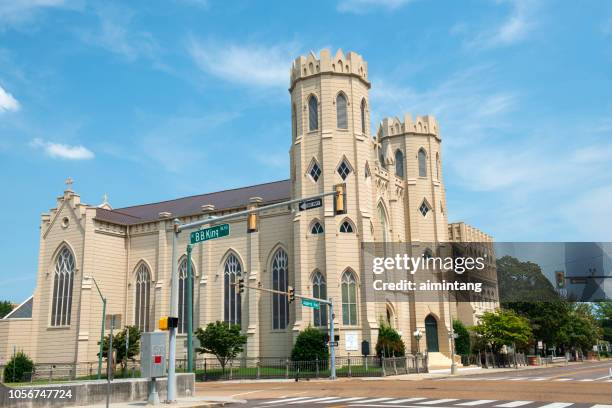 st. peters church auf adams avenue in der innenstadt von memphis - adams tennessee stock-fotos und bilder