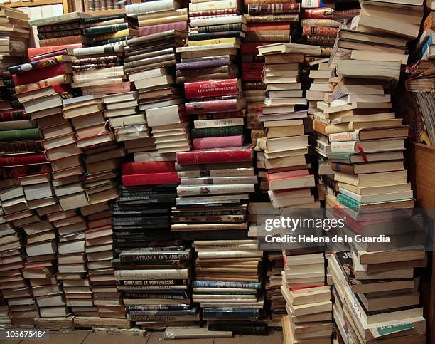 ..les livres.. - stack of books stock pictures, royalty-free photos & images