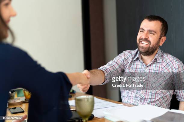 男子簽署合同和握手與一��個商業婦女 - recruiter 個照片及圖片檔