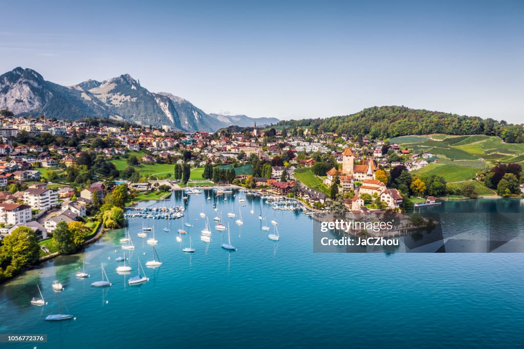 Spiez castle door meer van Thun in kanton van Bern, Zwitserland