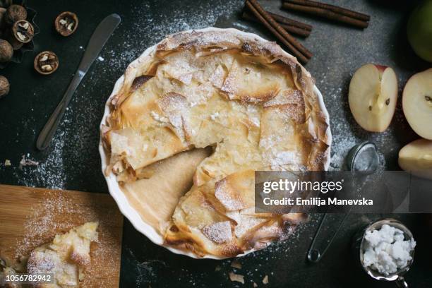 homemade crunchy apple pie - pastel de manzana fotografías e imágenes de stock
