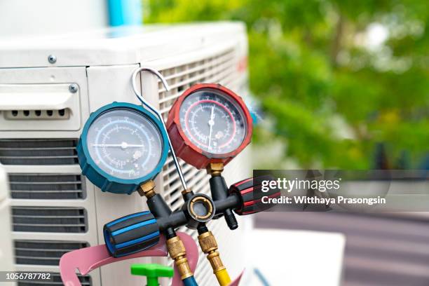 technician is checking air conditioner - chauffage-ventilation-et-climatisation photos et images de collection