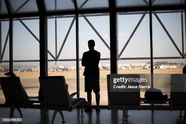 boy waiting for his flight - aeroporto lisboa imagens e fotografias de stock