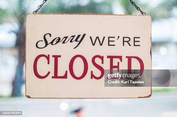 store closed sign hanging on the window - closing door stock pictures, royalty-free photos & images