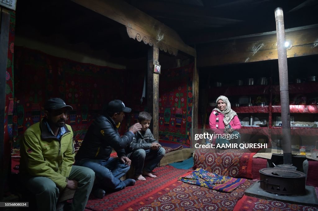 PAKISTAN-SOCIAL-MOUNTAINEERING