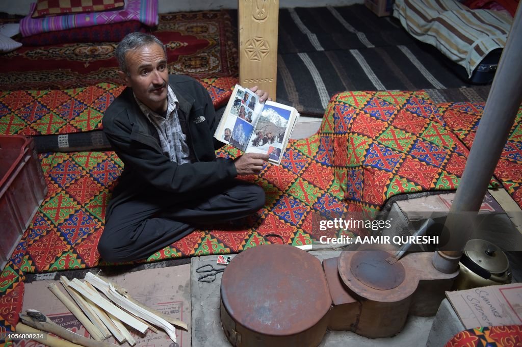 PAKISTAN-SOCIAL-MOUNTAINEERING