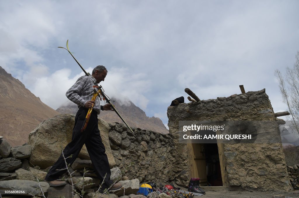 PAKISTAN-SOCIAL-MOUNTAINEERING