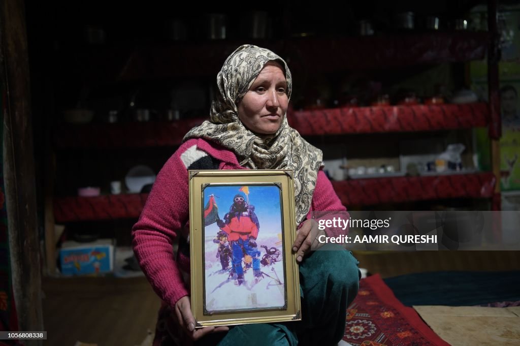 PAKISTAN-SOCIAL-MOUNTAINEERING