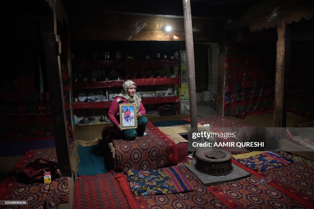PAKISTAN-SOCIAL-MOUNTAINEERING