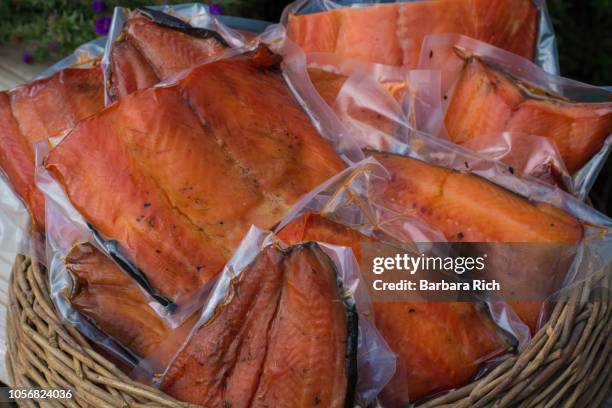 freshly smoked and packaged chinook salmon in a basket - räucherlachs stock-fotos und bilder