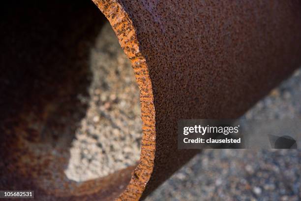 velho cano enferrujado - dique barragem imagens e fotografias de stock