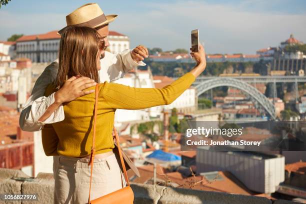 male and female discovering a new city - male and female discovering a new city imagens e fotografias de stock