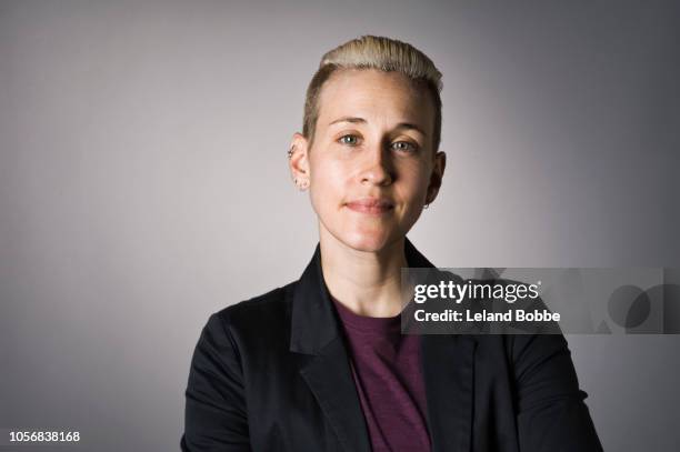 portrait of non-binary person - androgyn stockfoto's en -beelden