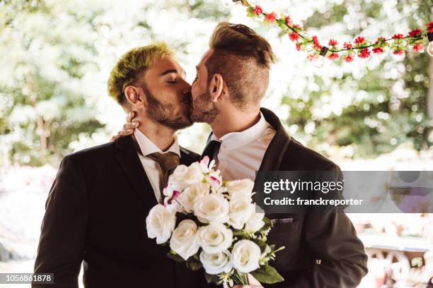 schwules paar küsst für die ehe - gay wedding stock-fotos und bilder