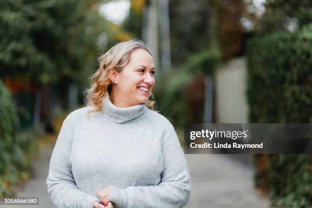 retrato de una hermosa - buxom blonde fotografías e imágenes de stock