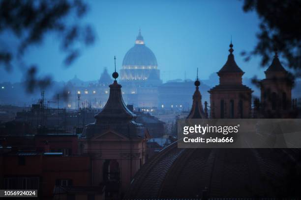 regentag in rom: touristen mit sonnenschirmen - vatican stock-fotos und bilder