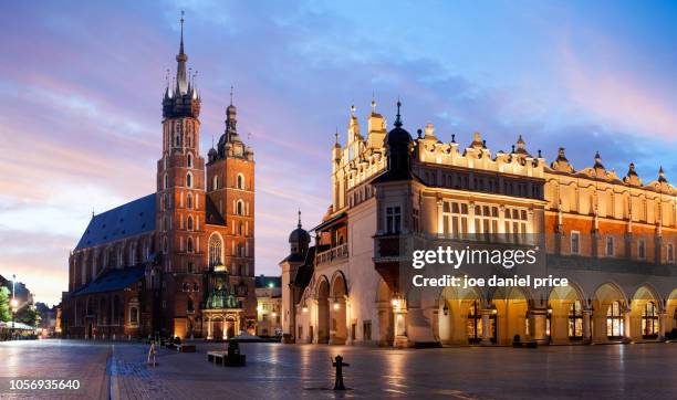 panorama, st mary's basilica, bazylika mariacka, the cloth hall, krakow, poland - cracóvia fotografías e imágenes de stock