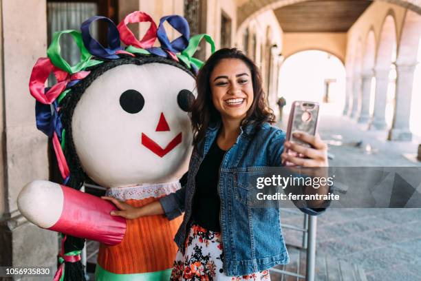 jeune femme découverte mexique - ville de queretaro photos et images de collection