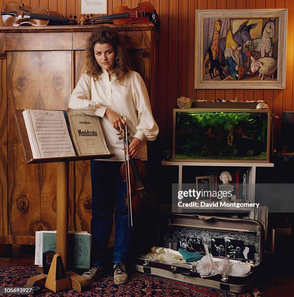 Anne Mutter Teen Violinist Photos and Premium High Res Pictures - Getty Images