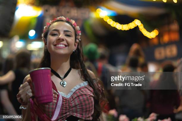 retrato de mujer en oktoberfest - europeo del norte fotografías e imágenes de stock
