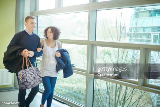 aankomen op de kraamafdeling - pregnancy class stockfoto's en -beelden