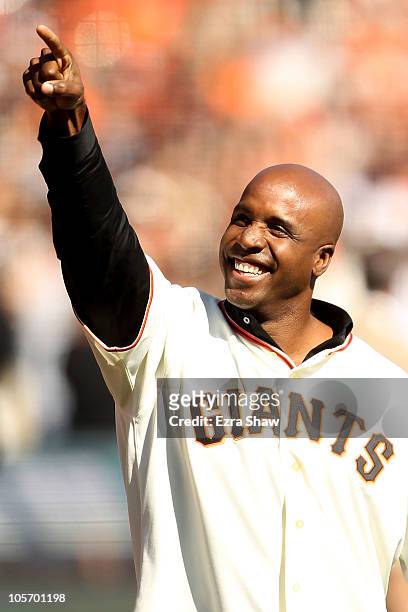 Former San Francisco Giants outfielder Barry Bonds acknowledges the crowd prior to Game Three of the NLCS against the San Francisco Giants during the...