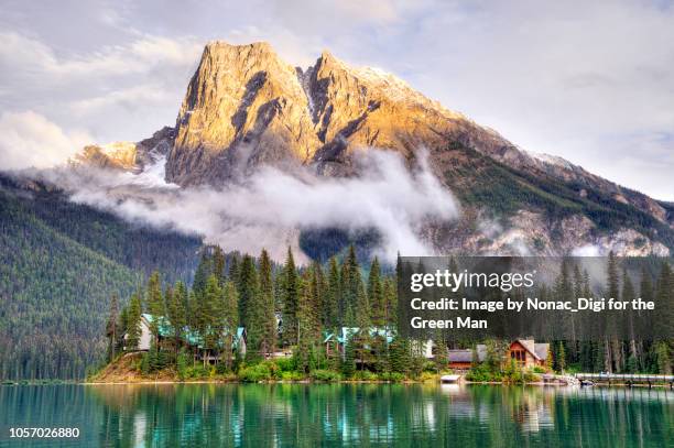 emerald lake lodge - ヨーホー国立公園 ストックフォトと画像