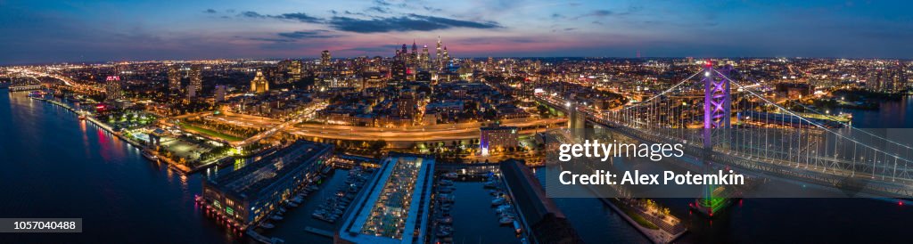 La splendida vista aerea del centro di Filadelfia di notte, sul ponte Benjamin Franklin e sui moli della Città Vecchia sul fiume Delaware.