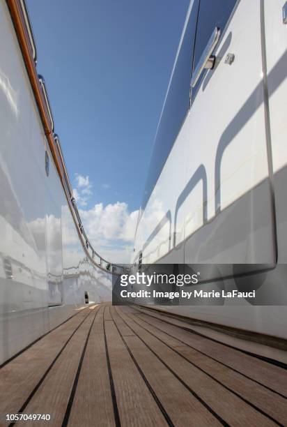 walkway of a large luxury yacht - teak wood material photos et images de collection
