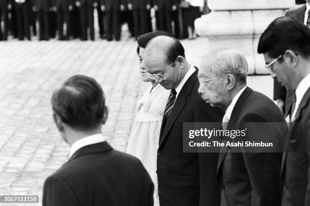 South Korean President Chun Doo-hwan and his wife Lee Soon-ja attend the welcome ceremony with Emperor Hirohito at the Akasaka State Guest House on...