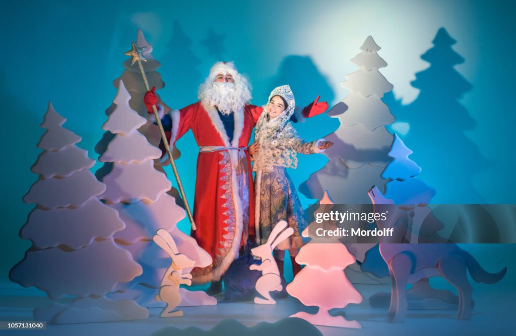 Russische Weihnachtsmann mit seiner Enkelin Schneewittchen