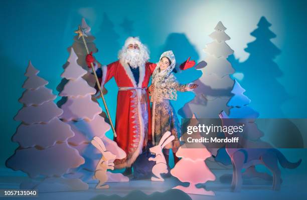 rusia santa claus con su nieta snow maiden - christmas eve in russia fotografías e imágenes de stock