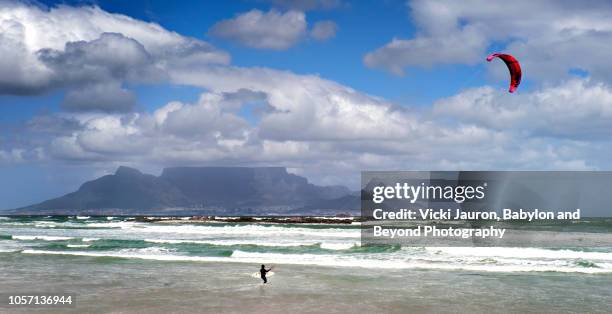 wind surfer against backdrop of table mountain and cape town, south africa - kiteboard stockfoto's en -beelden