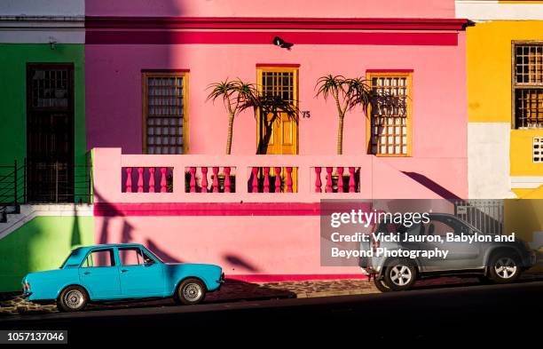 colorful cars and houses of the bo kaap district of cape town south africa - bo kaap stock-fotos und bilder